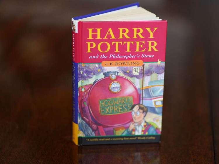 Harry Potter and the Sorcerer’s Stone (Karya J.K. Rowling)