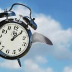 Idiom Time Flies Artinya Apa? Ini Penjelasan dan Contohnya