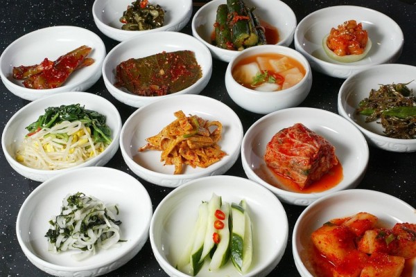 berbagai jenis banchan korea disajikan untuk melengkapi menu utama saat makan