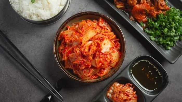 kimchi merupakan salah satu banchan populer di korea