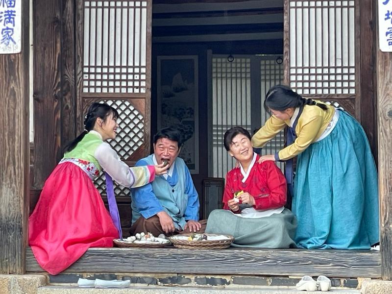 makan bersama keluarga adalah salah satu kegiatan rutin saat chuseok