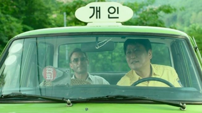 taxi driver menjadi salah satu film legendaris Korea yang diangkat dari kisah nyata